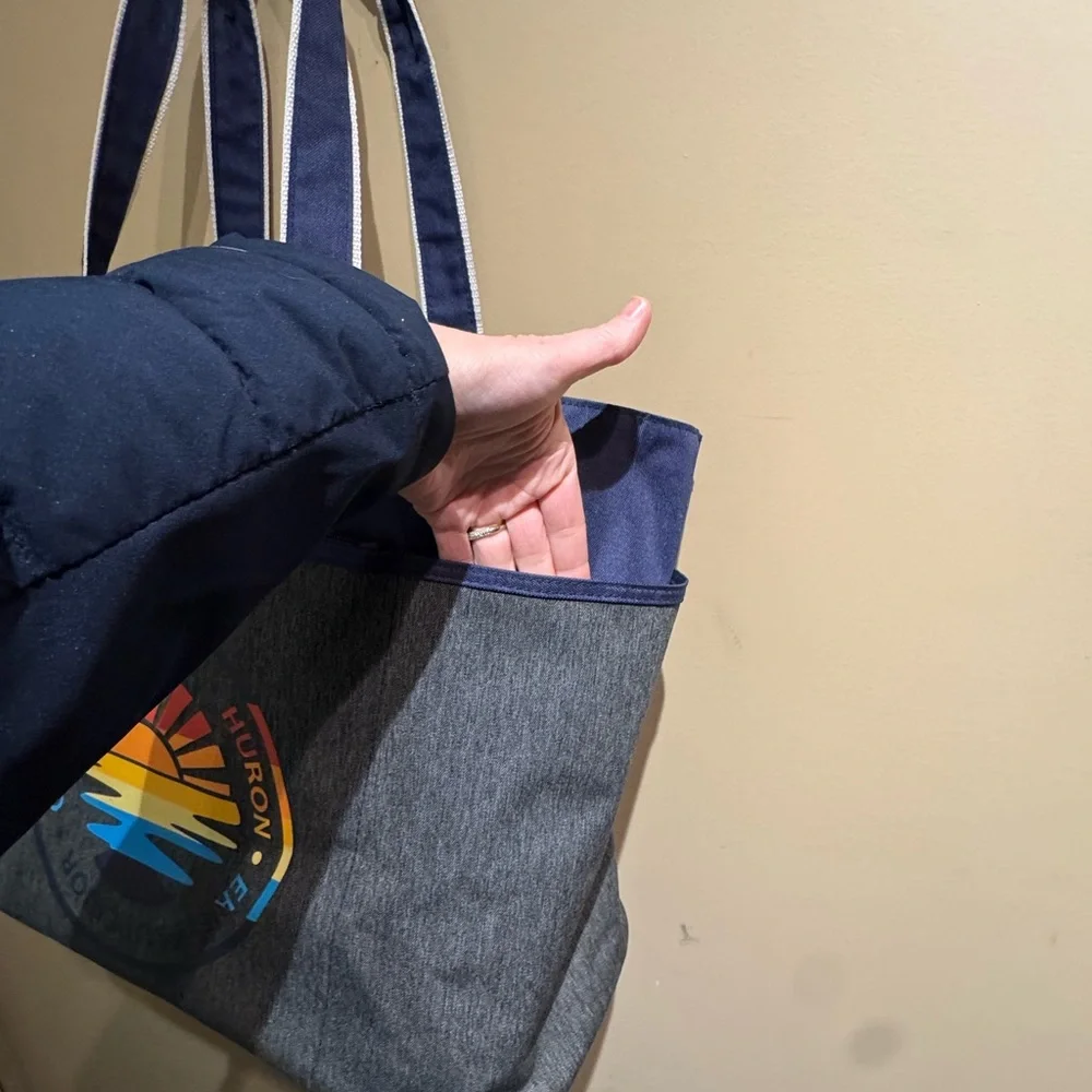 Geckobrands Michigan Lakes Oversized Waterproof Beach Tote EUC